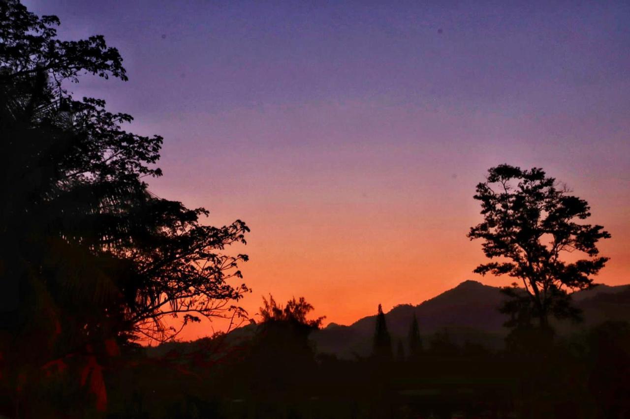 Sunset Hut Hostel オモア エクステリア 写真