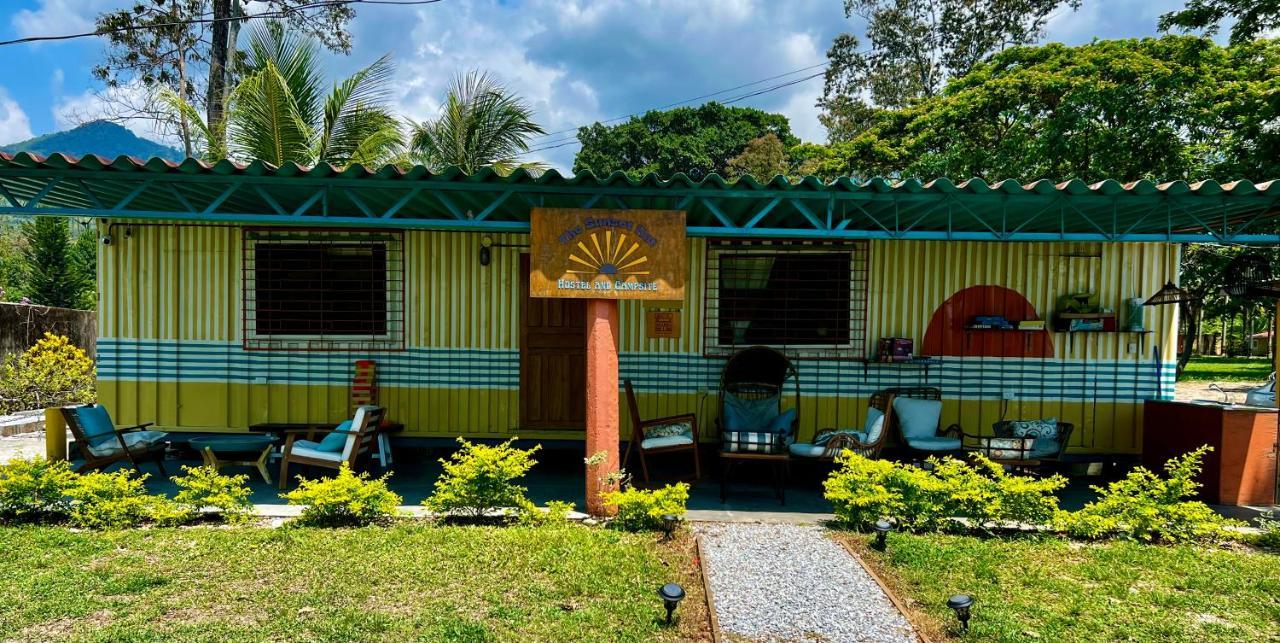 Sunset Hut Hostel オモア エクステリア 写真